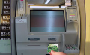 セブン銀行ATMからecoCardで現金の引き出しのためのecoCard挿入イメージ画像